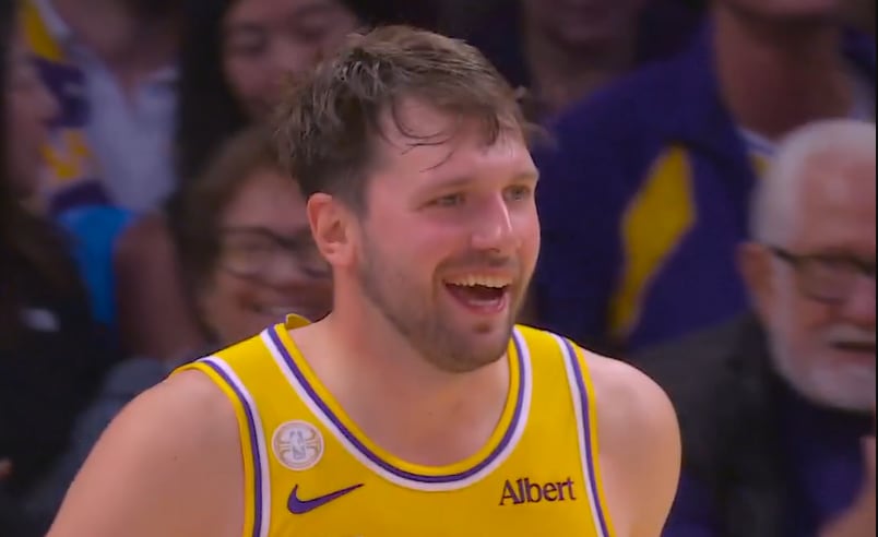 Luka Doncic metió un triple desde su propio campo y provocó a los Warriors con su festejo