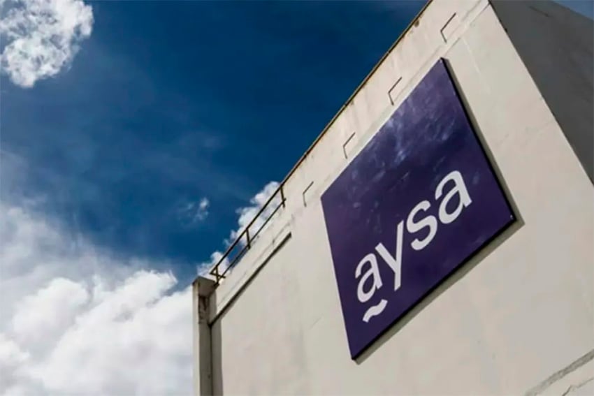 Precio rebajado, promesa de aumento de tarifa y un comprador fantasma: la polémica privatización de AySA