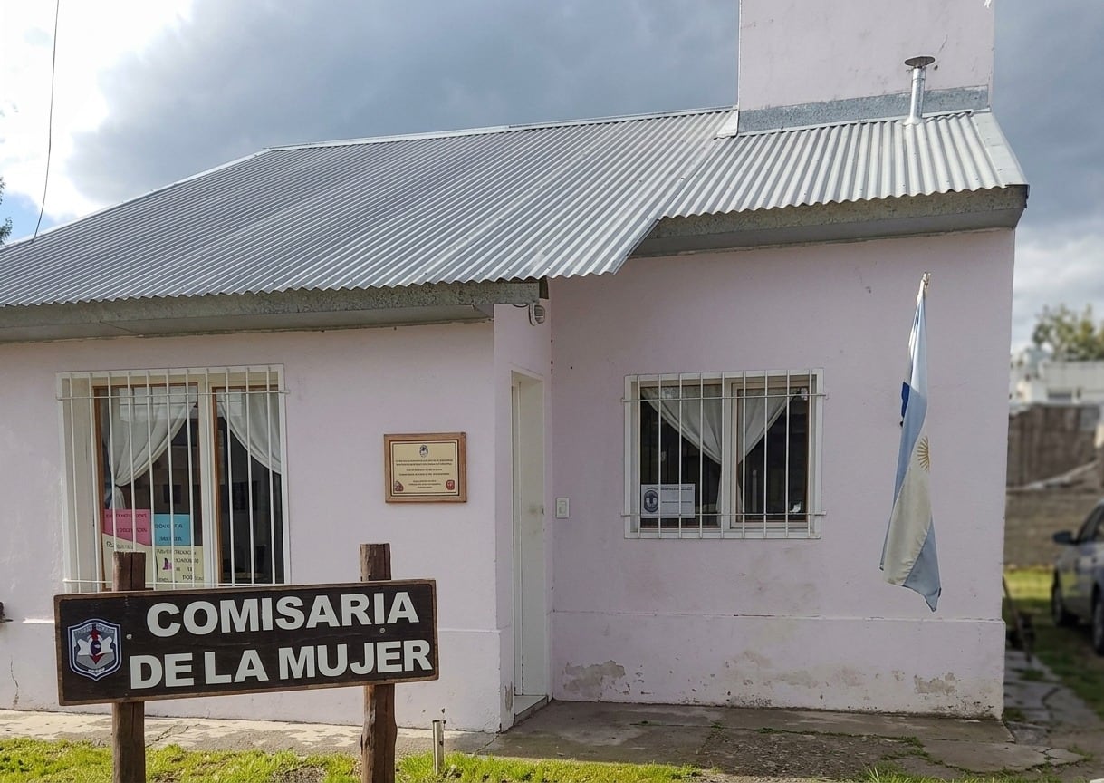 Apuñalaron a un hombre por la espalda en una comisaría de Chubut cuando buscaba refugio tras una pelea