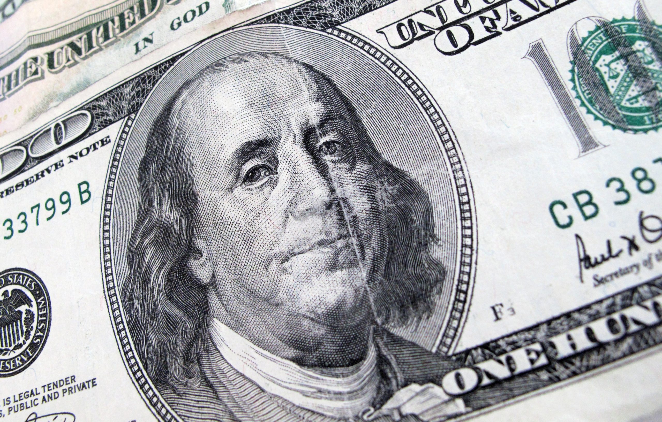 El salto del riesgo país no alteró al dólar, pero empieza a impactar en la brecha cambiaria