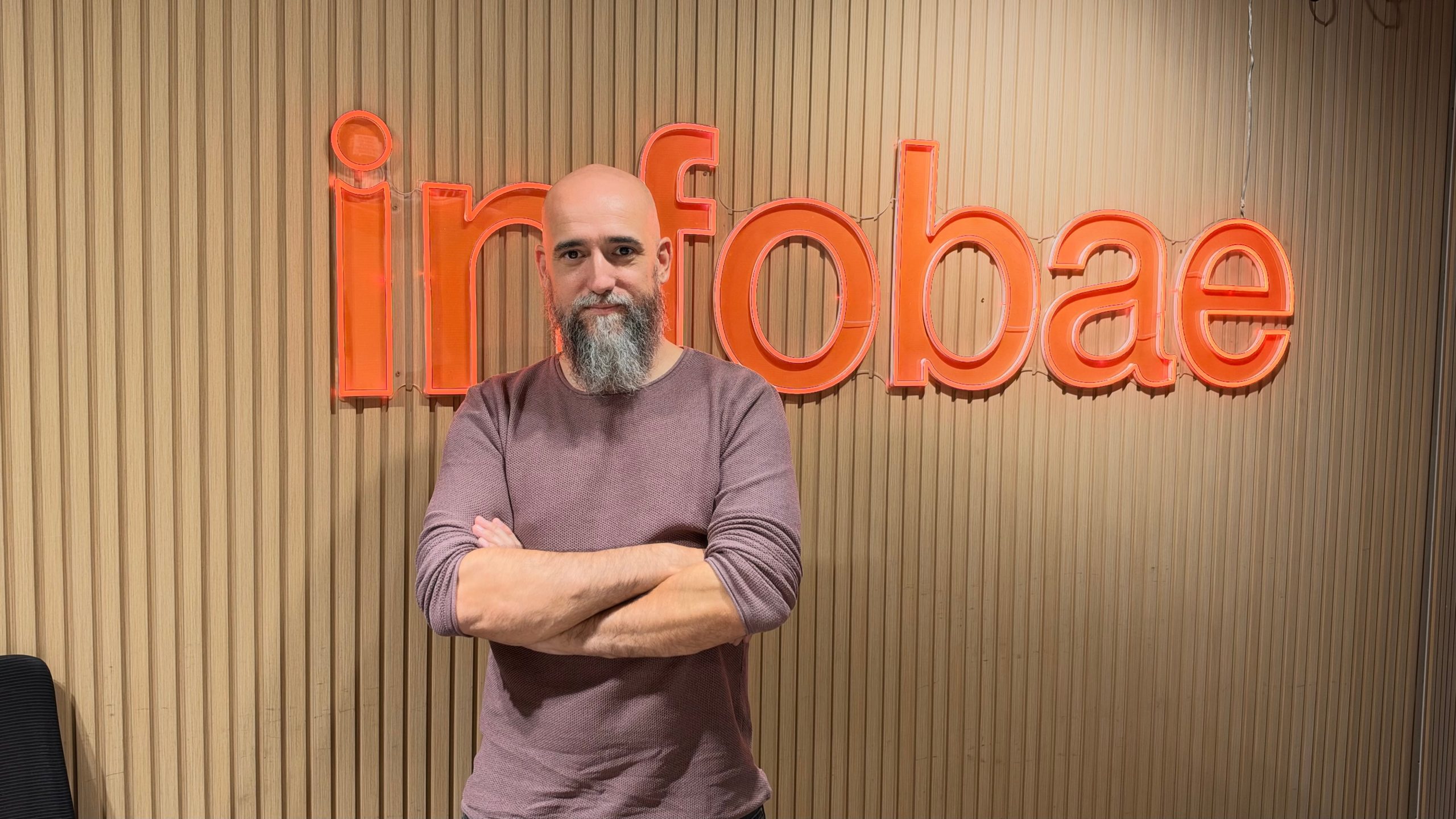 “Hay que tener más miedo a perder el empleo por no usar IA que por usarla”: Jon Hernández, divulgador de inteligencia artificial
