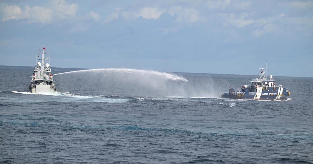 China amenazó a Taiwán por usar cañones de agua para expulsar a un pesquero de una zona restringida del mar Meridional