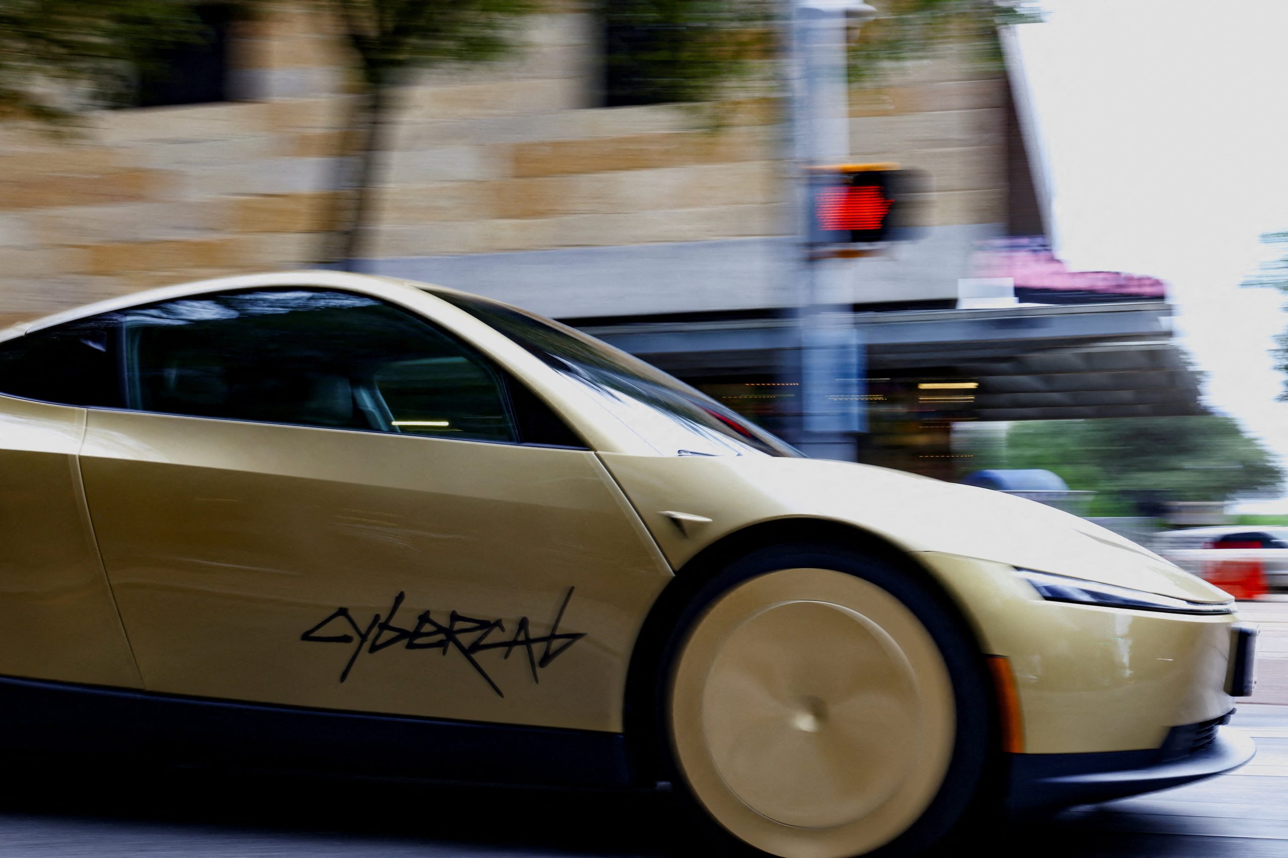 En video: Cybercab vs. Waymo, el robotaxi de Elon Musk frena a tiempo y esquiva un choque en la vía