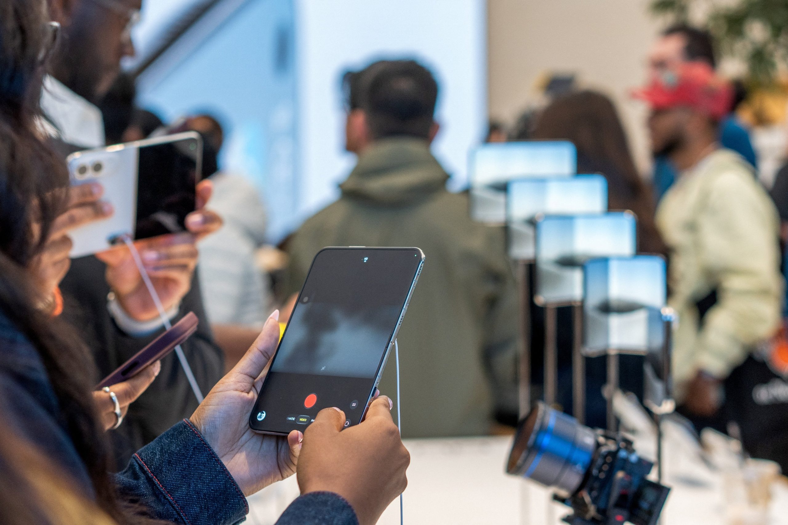 Aumentan quejas por el iPhone Duo, el plegable de Apple que lleva solo 4 días en el mercado