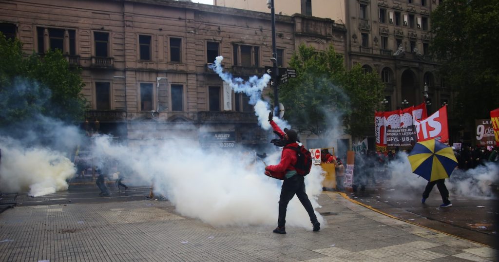 Incidentes en el Congreso: tras la fallida sesión en Diputados, manifestantes tiraron piedras y Gendarmería respondió con gases