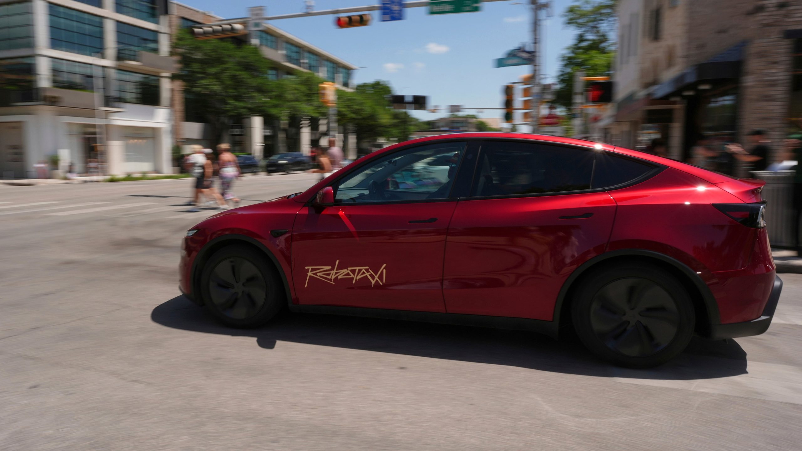 Tesla venderá su robotaxi sin volante a terceros antes de fin de año pese a una investigación federal
