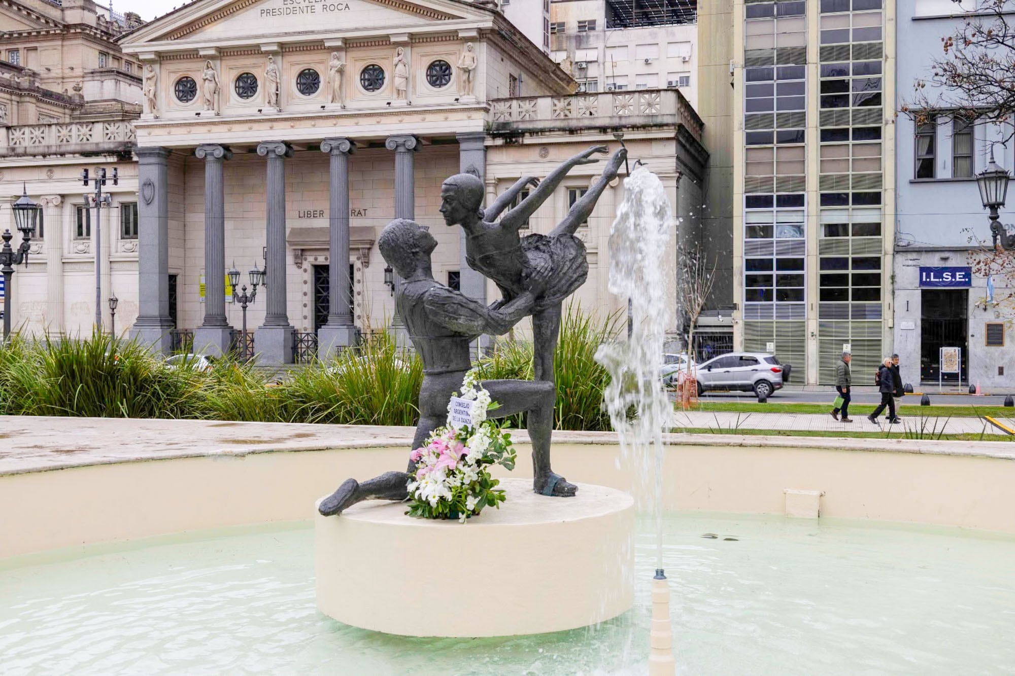 Ciudad: a 55 años de la tragedia del Ballet del Colón, restauraron la fuente que acompaña el homenaje a sus bailarines