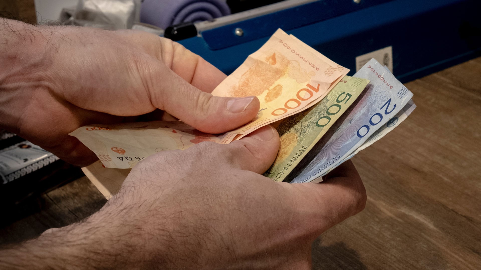 Uno por uno, todos los aumentos que llegan en noviembre: transporte, educación y salud entre los más sensibles para el bolsillo