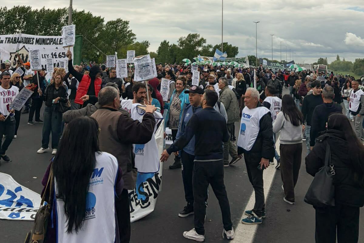 Nueva protesta de municipales en la autopista Buenos Aires- La Plata