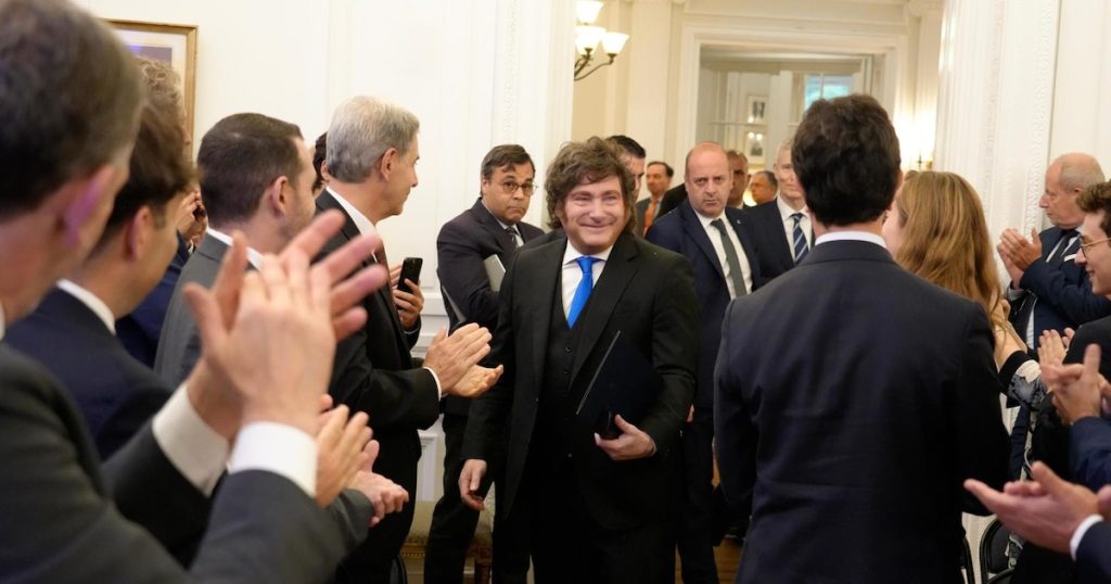De cara al debate por el endeudamiento familiar, el Gobierno sostiene un discurso duro y considera que funciona para la imagen de Milei