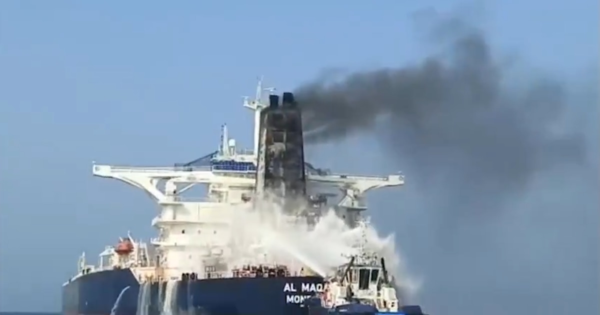 La Guardia Revolucionaria de Irán anunció el tercer impacto a un superpetrolero en dos días en el estrecho de Ormuz