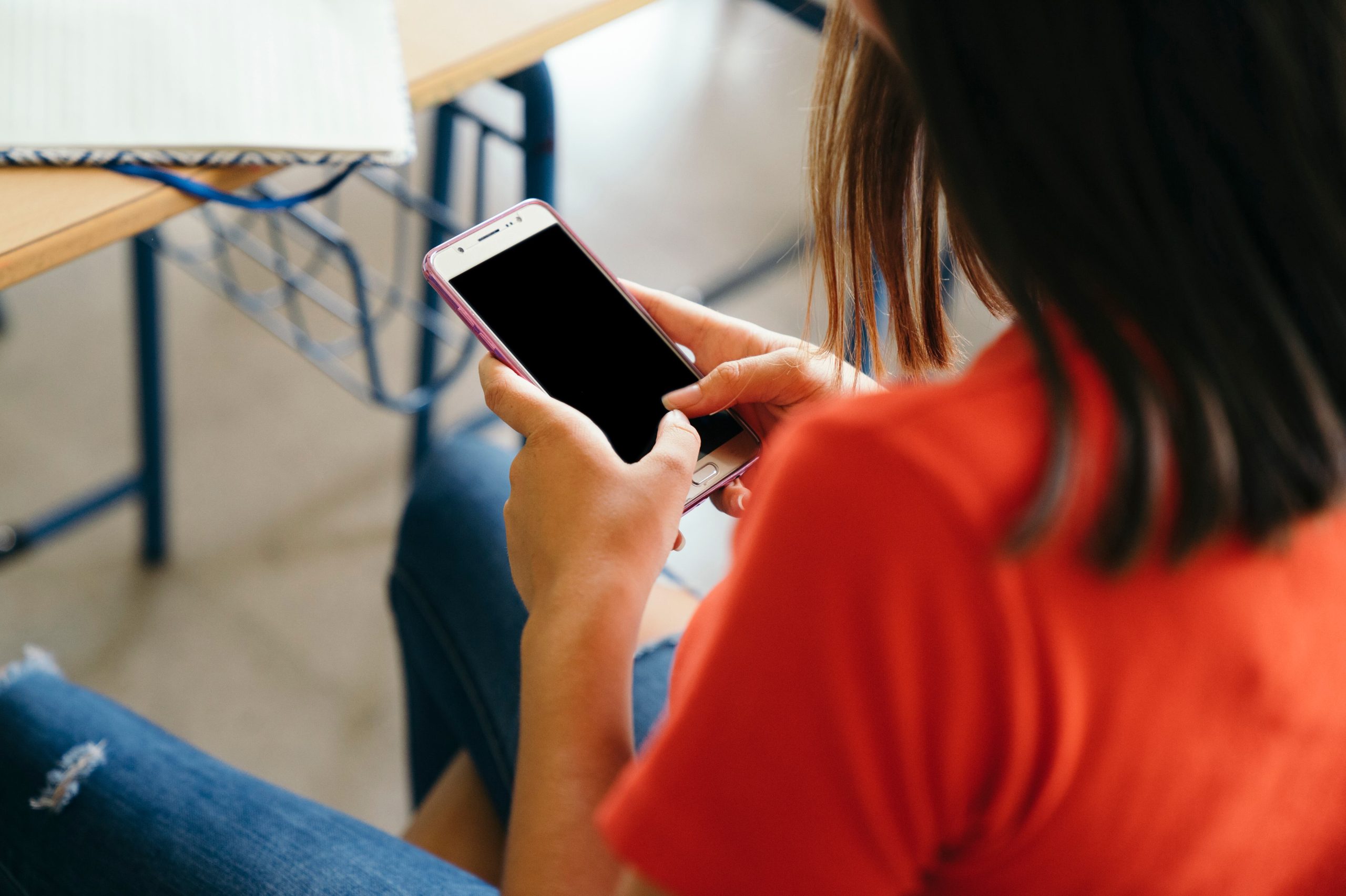 La eterna pregunta: qué hacemos con los celulares en las aulas bonaerenses