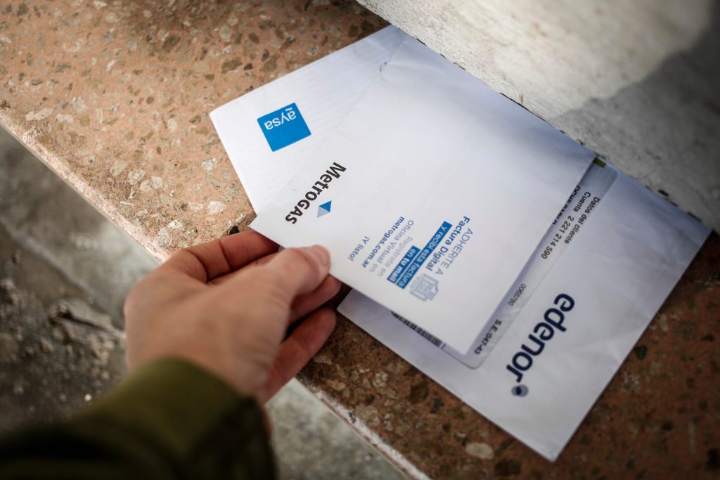 Las tarifas de los servicios básicos que empujan el sobreendeudamiento