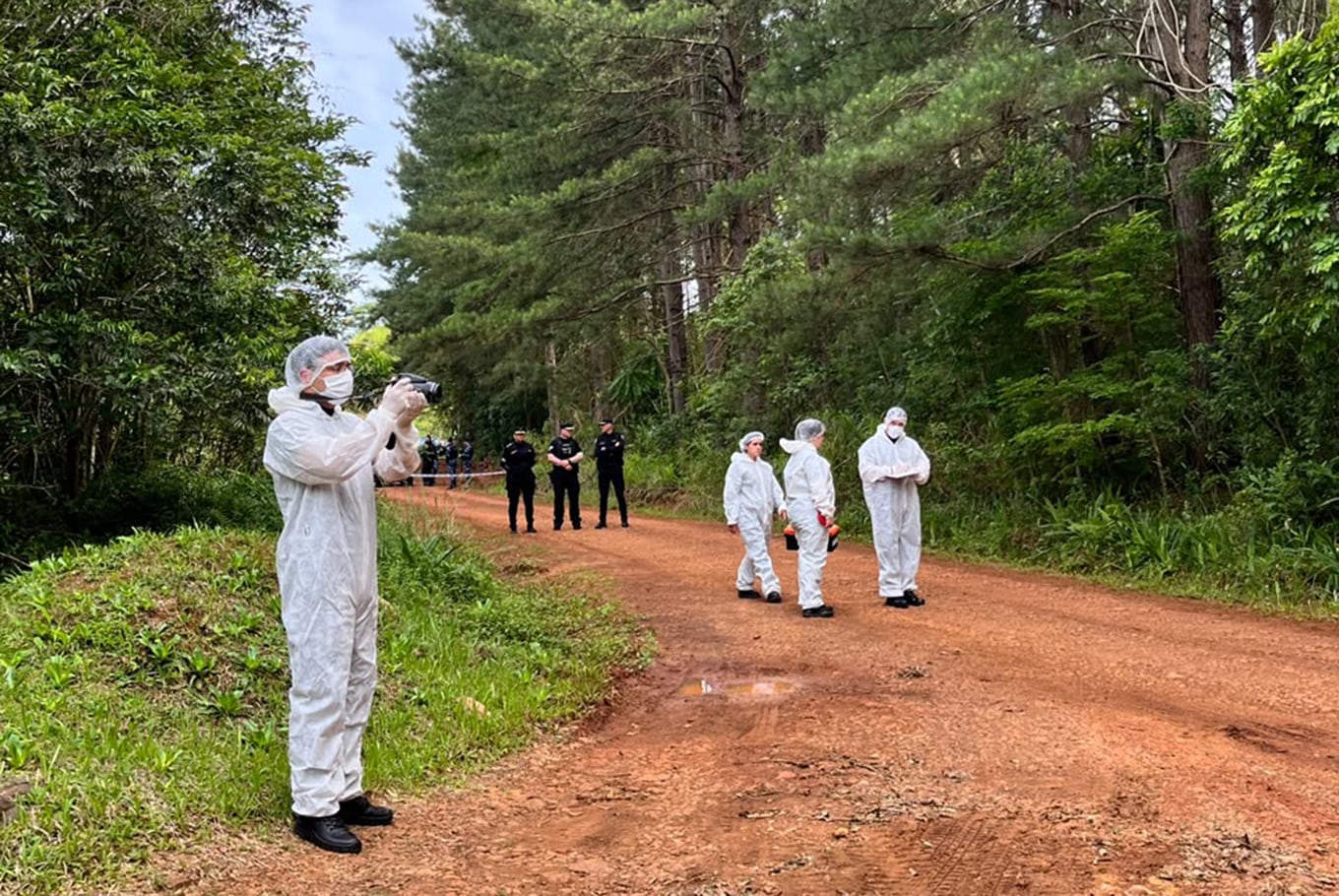 Allanamientos, filmaciones y rastrillajes con 50 policías en busca de pistas para esclarecer el misterio de una “doble muerte” en Misiones