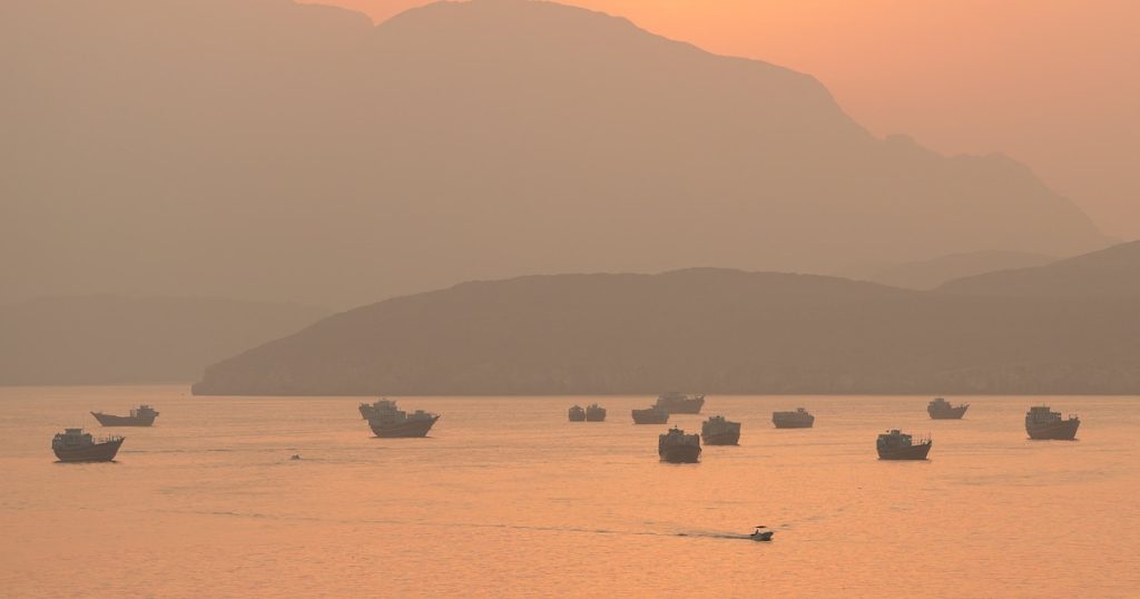 Irán cambia sus tácticas para atacar barcos en Ormuz y busca mantener altos los precios del petróleo antes de las elecciones de EEUU