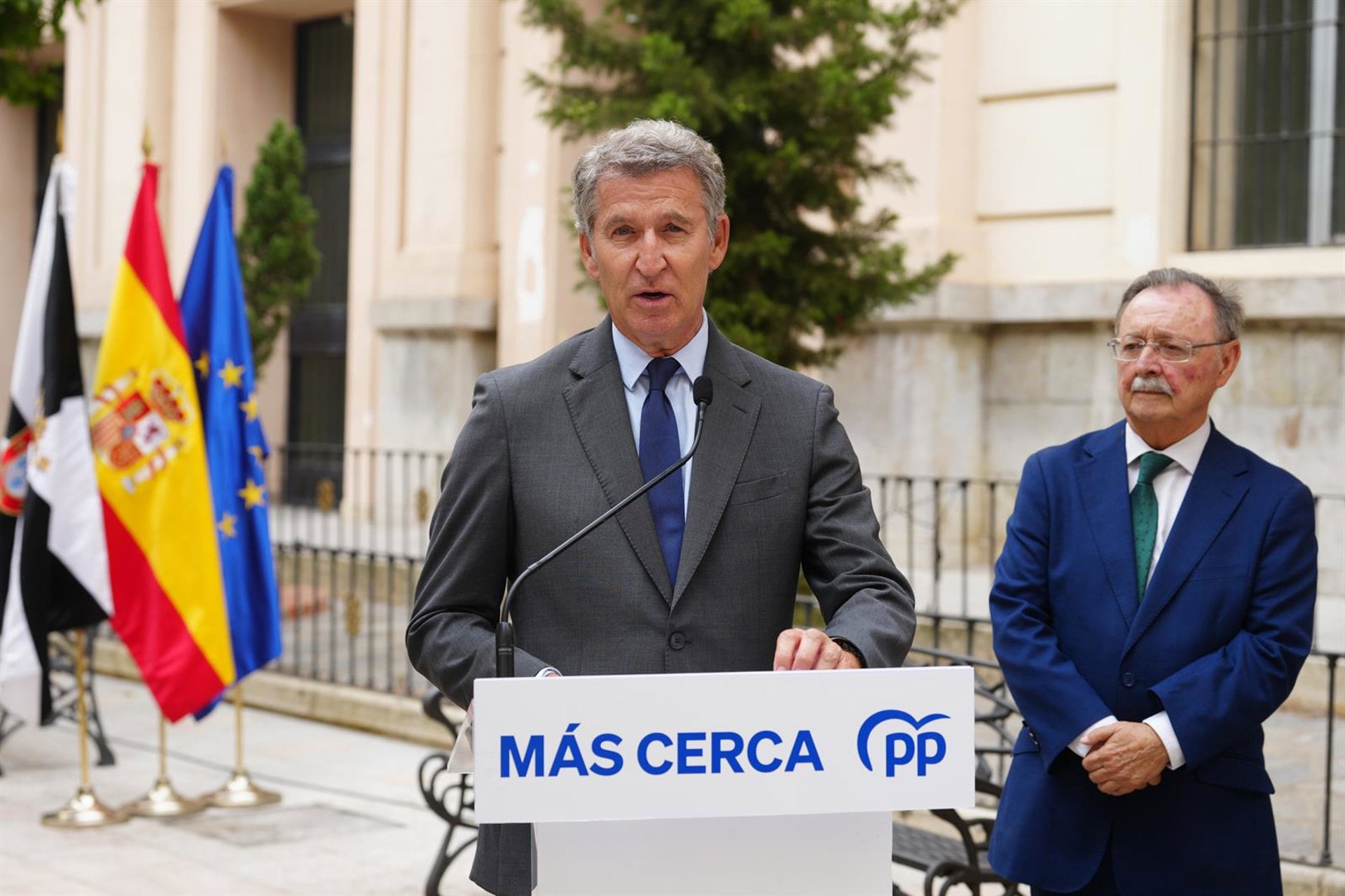 Feijóo promete 8.000 viviendas en Ceuta y crear una única base militar, una comisaría de Policía Nacional y una comandancia de la Guardia Civil