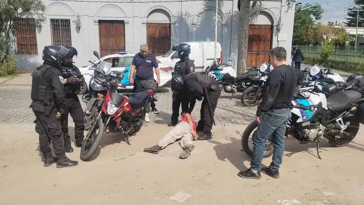 Cruzó las vías con las barreras bajas y atropelló a un policía en medio de una persecución en La Plata