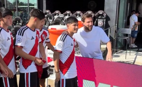El gesto de Lionel Messi con los juveniles de River Plate en el gran triunfo ante Flamengo por los cuartos de final de la Messi Cup