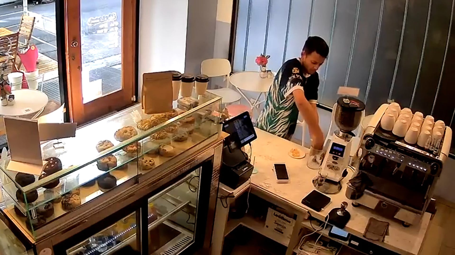 Robó las propinas de una cafetería, la empleada lo hizo devolver el dinero y luego le regaló una medialuna