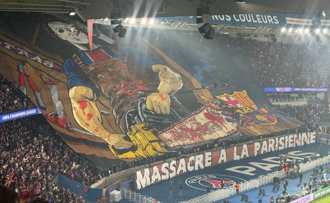 La brutal bandera que colgó la hinchada de PSG en el partido contra Barcelona