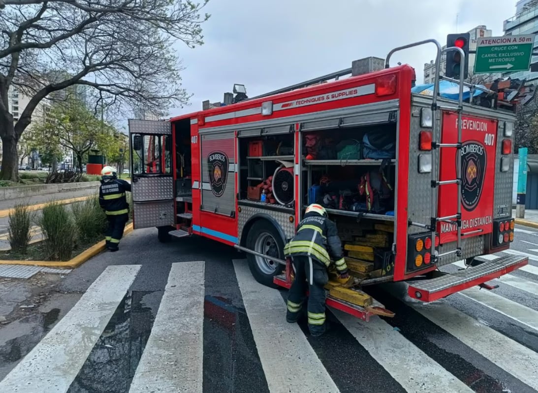 Accidente en Recoleta: dos heridos por el choque entre un auto y un colectivo