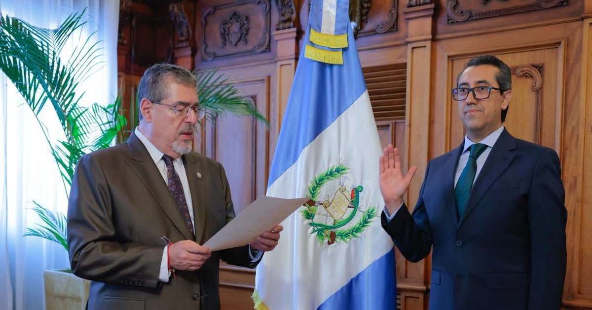 El presidente Bernardo Arévalo juramenta de nuevo a Jonathan Menkos como ministro de Finanzas Públicas en Guatemala