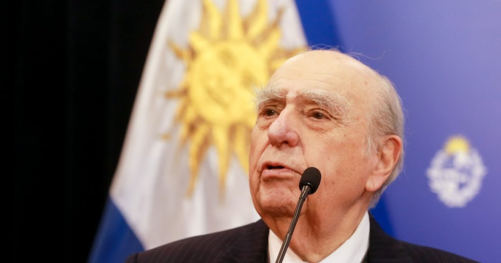 El expresidente uruguayo Julio Sanguinetti recibe al vicepresidente salvadoreño y valora la aprobación del gobierno de Bukele
