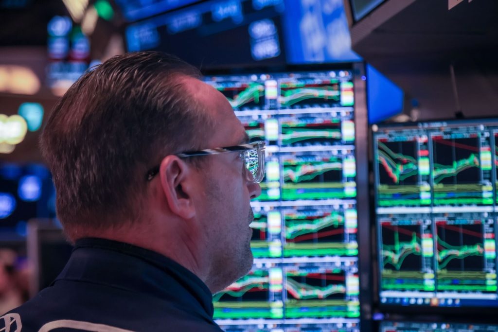 El riesgo país cayó casi 90 puntos en dos días, pero la volatilidad de los bonos globales enciende una alerta