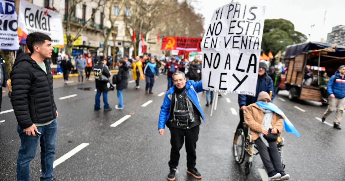 Con los números ajustados para el quórum, la oposición apela a la presión social para derogar el DNU 70