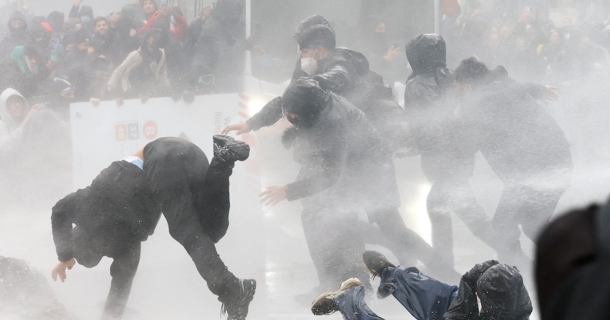 Disturbios en Bruselas: jóvenes y policías se enfrentan en la jornada de huelga nacional contra el ajuste