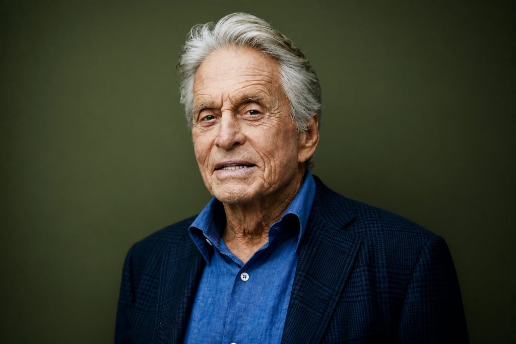 “No podría haber escrito este libro si mi padre viviera”: Michael Douglas ajusta cuentas con el pasado a través de sus memorias