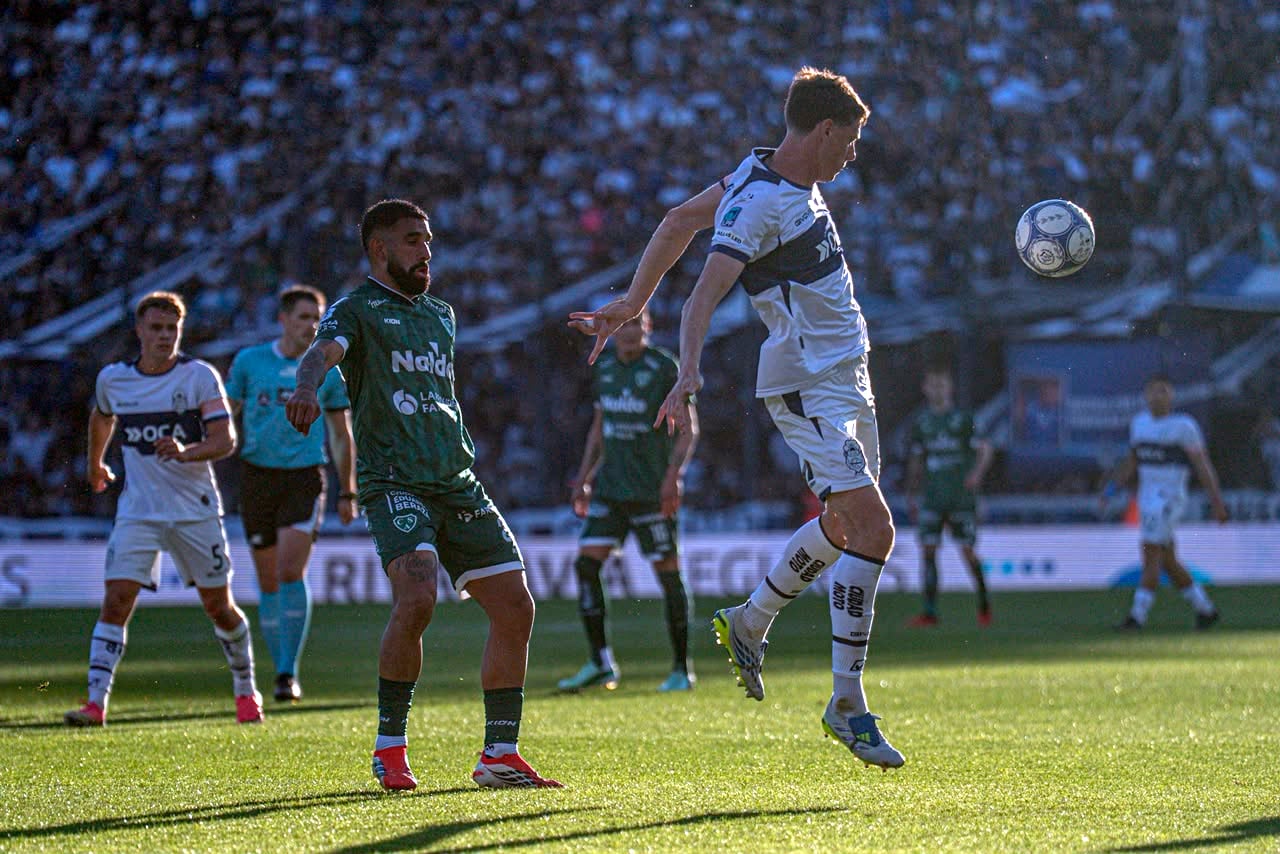 Liga Profesional: Gimnasia superó a Sarmiento y da pelea en la cima