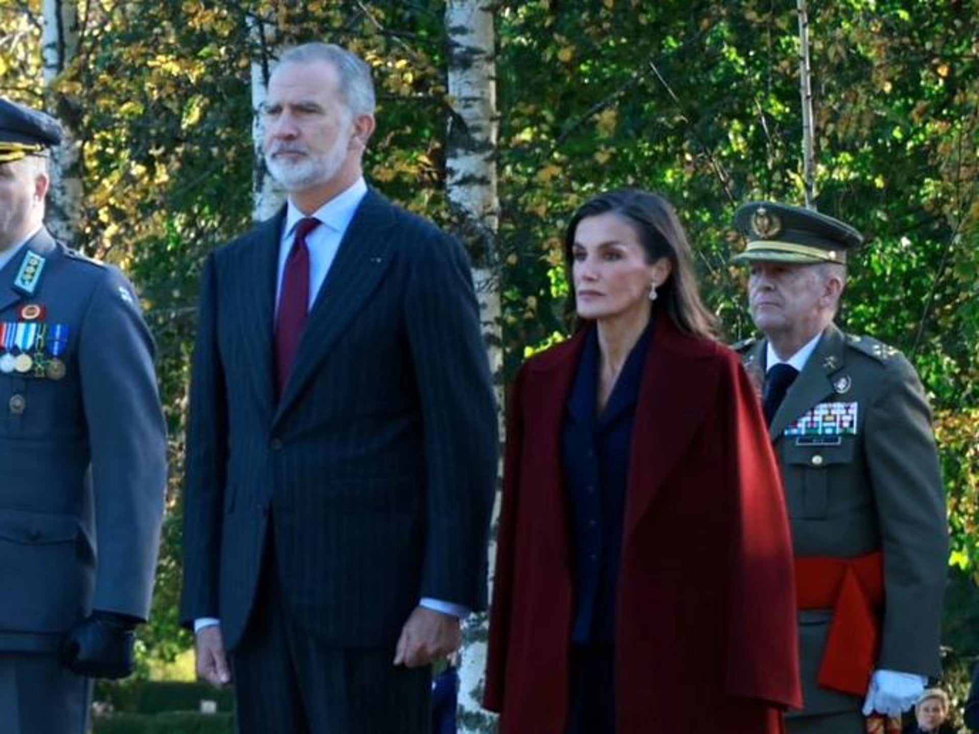 La Reina Letizia, imponente en su adiós a Helsinki con el abrigo más deseado de este invierno