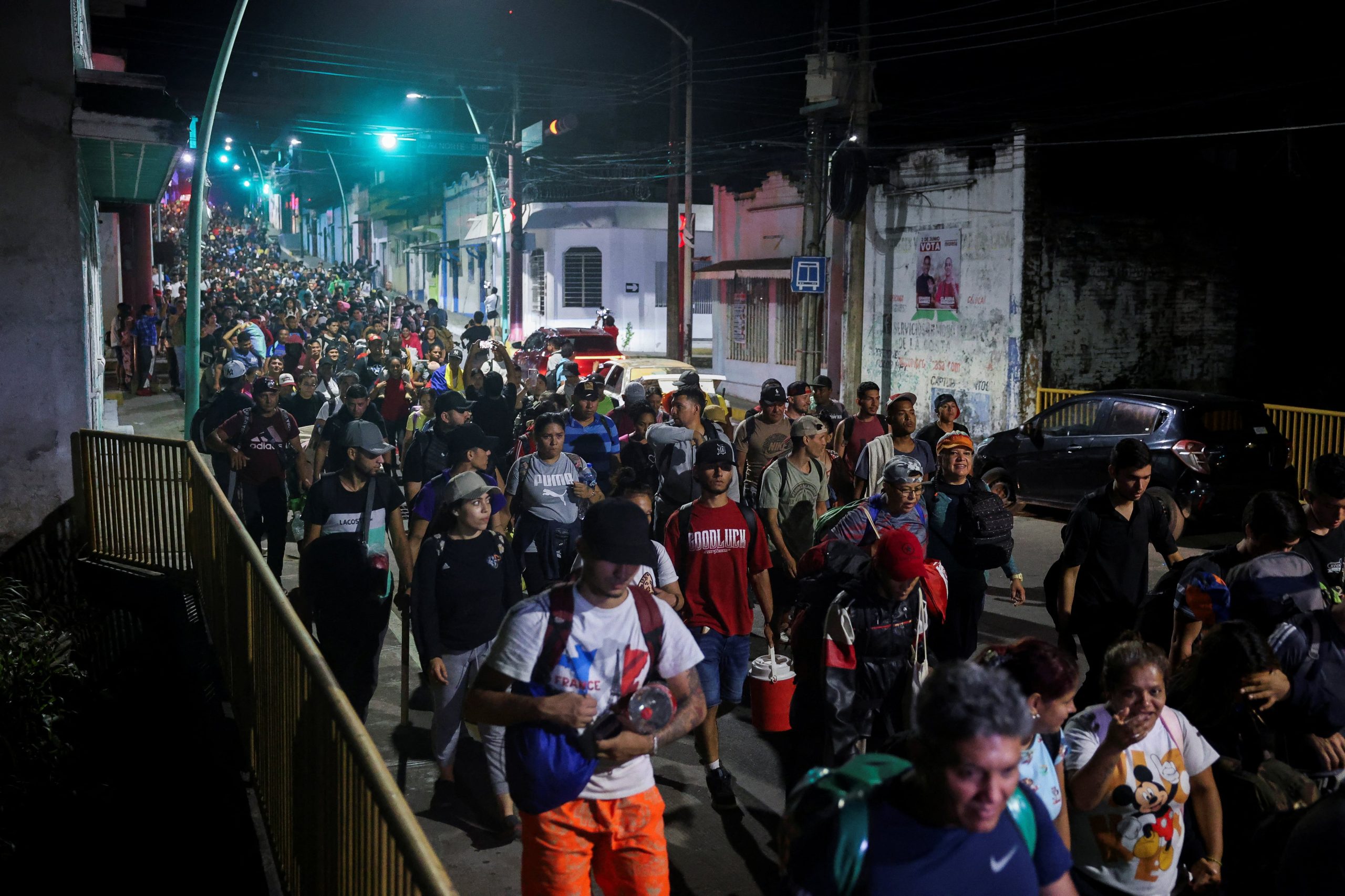 Entre 20,000 y 25,000 cubanos varados en México: la caravana que avanza bajo la lluvia sin garantía de refugio ni cruce