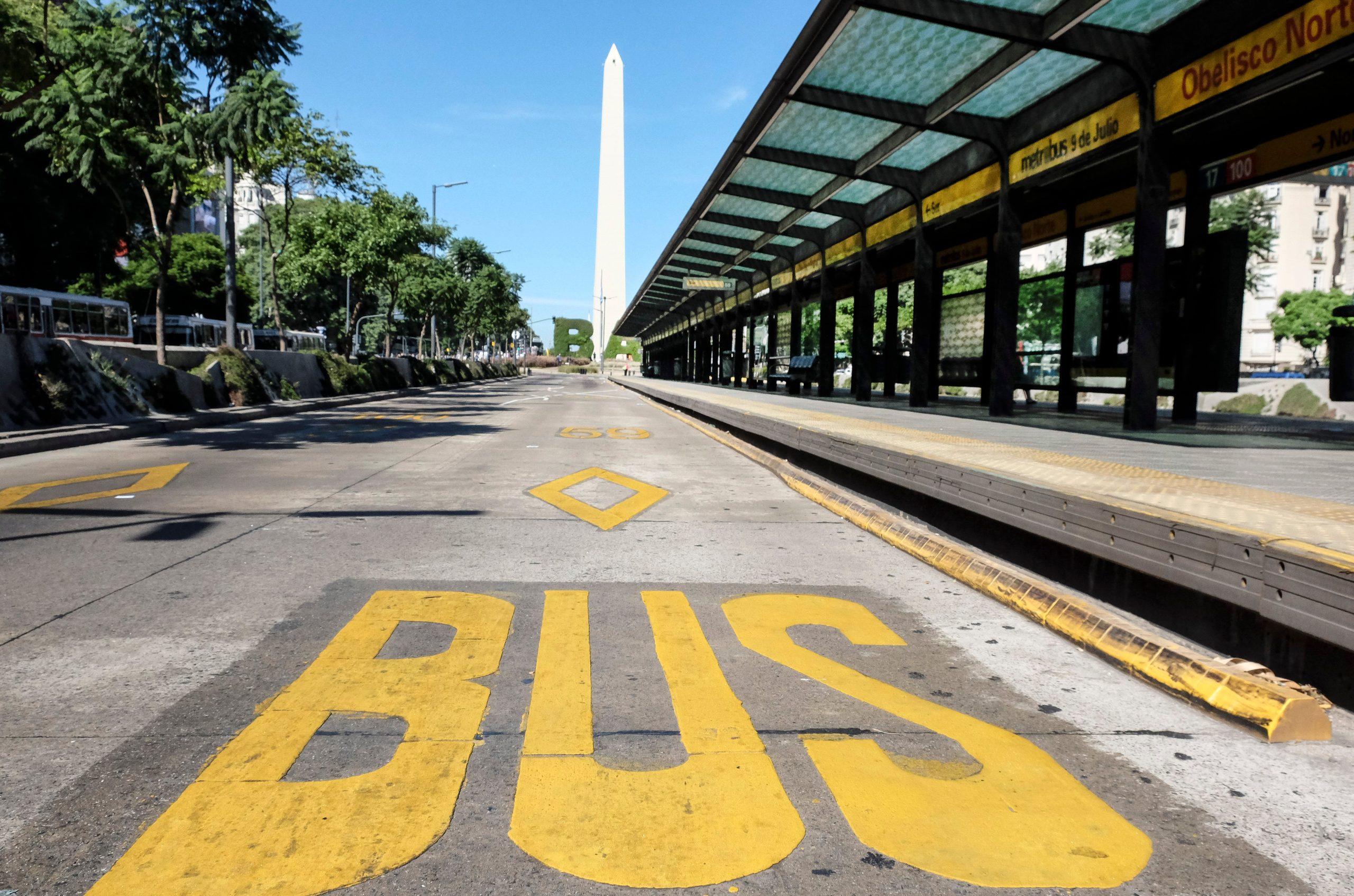 A metros del Obelisco: el colectivo arrancó mientras bajaba, cayó al asfalto y la Justicia ordenó indemnizarla