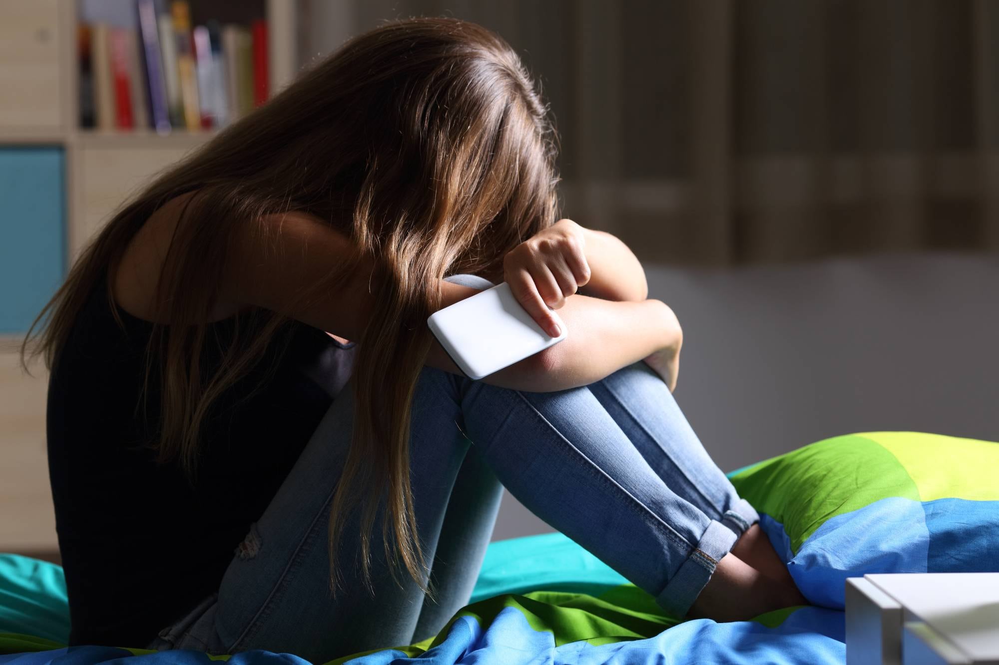 Investigan a un adolescente por crear con IA historias porno animé con los rostros de sus compañeras de colegio