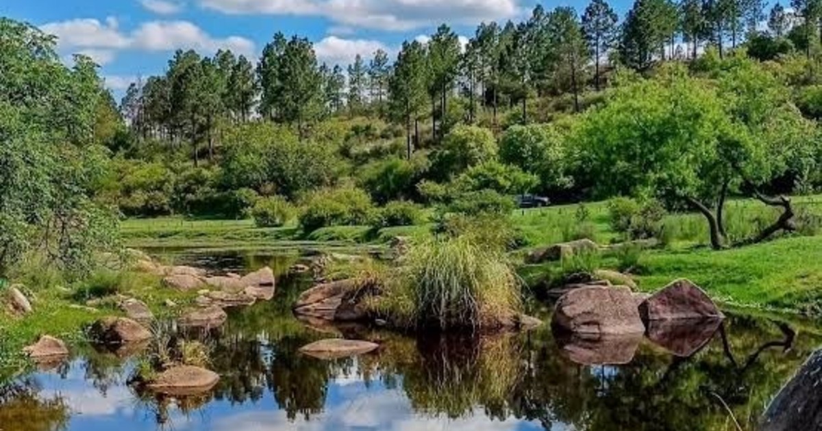 A una hora de Córdoba, el pequeño pueblo rodeado de naturaleza que esconde una cascada de 115 metros