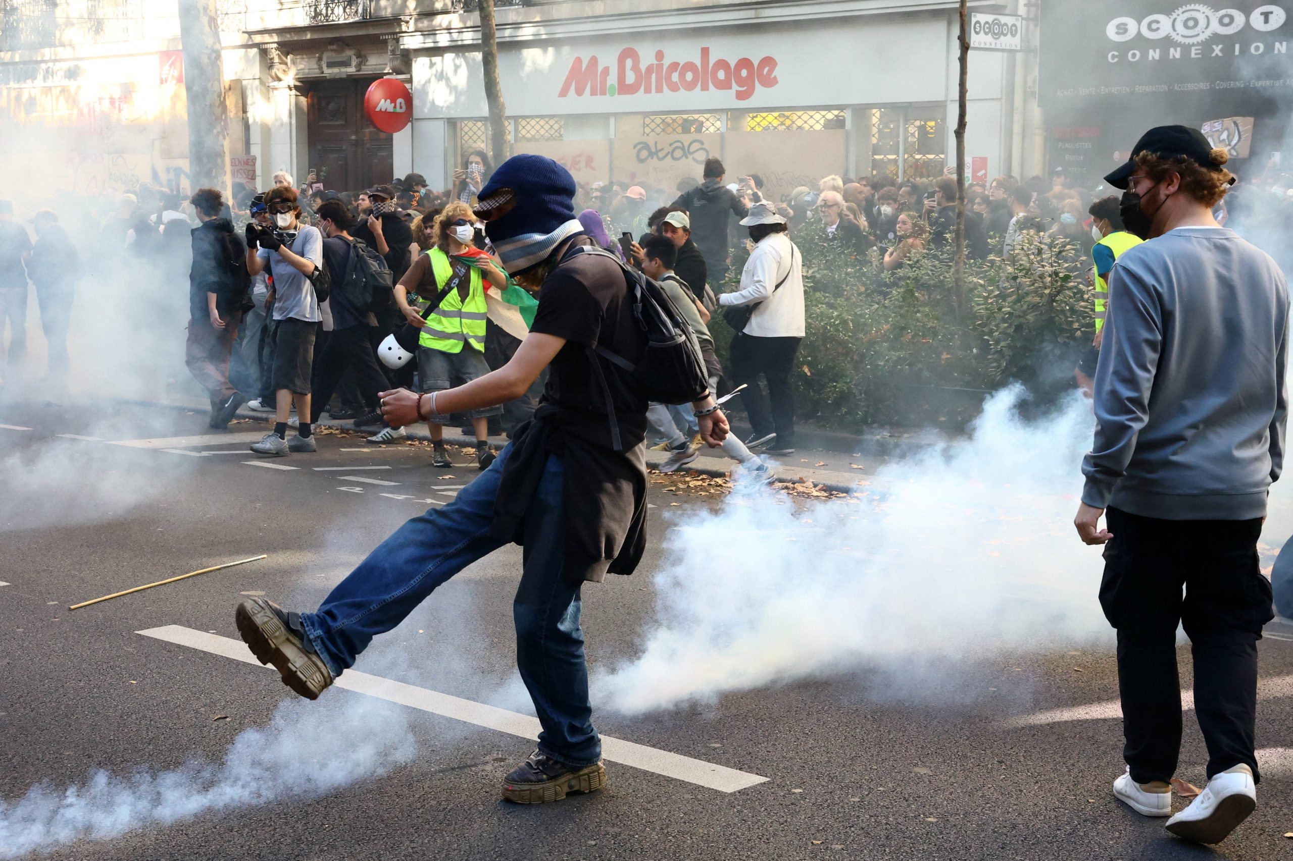 Francia prohíbe temporalmente el uso de granadas aturdidoras contra las “protestas de estudiantes de instituto” tras el episodio que dejó sin mano a un niño de 15 años