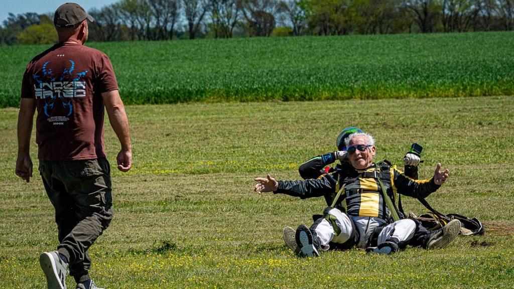 El hombre que cumplió 89 años y lo festejó saltando por primera vez en paracaídas: “Fue un clic en mi vida”
