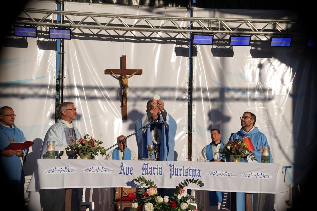 A un mes de la llegada del Papa, la Iglesia suma focos de tensión y frentes de discusión con el Gobierno