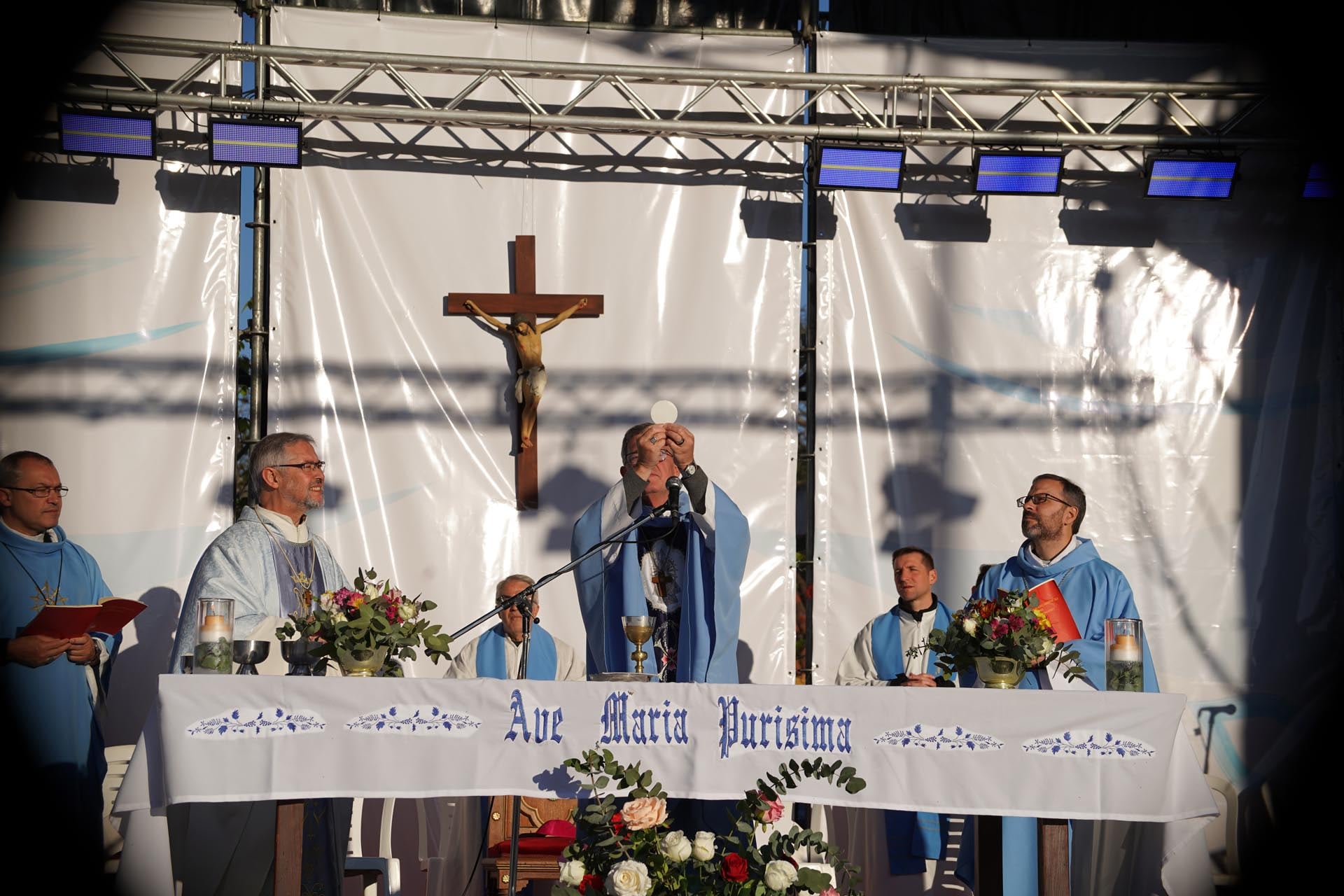 A un mes de la llegada del Papa, la Iglesia suma focos de tensión y frentes de discusión con el Gobierno