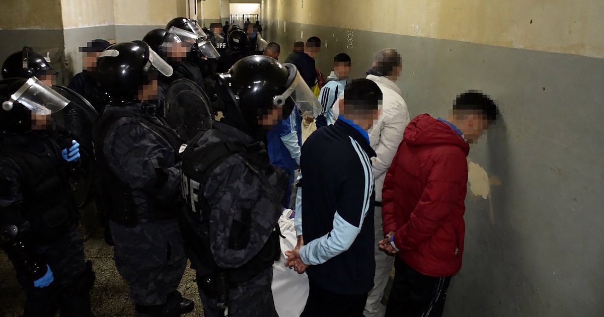Continúa el operativo de desalojo de la cárcel de Devoto: ya trasladaron a más de 300 presos a Marcos Paz y aún quedan 1.200