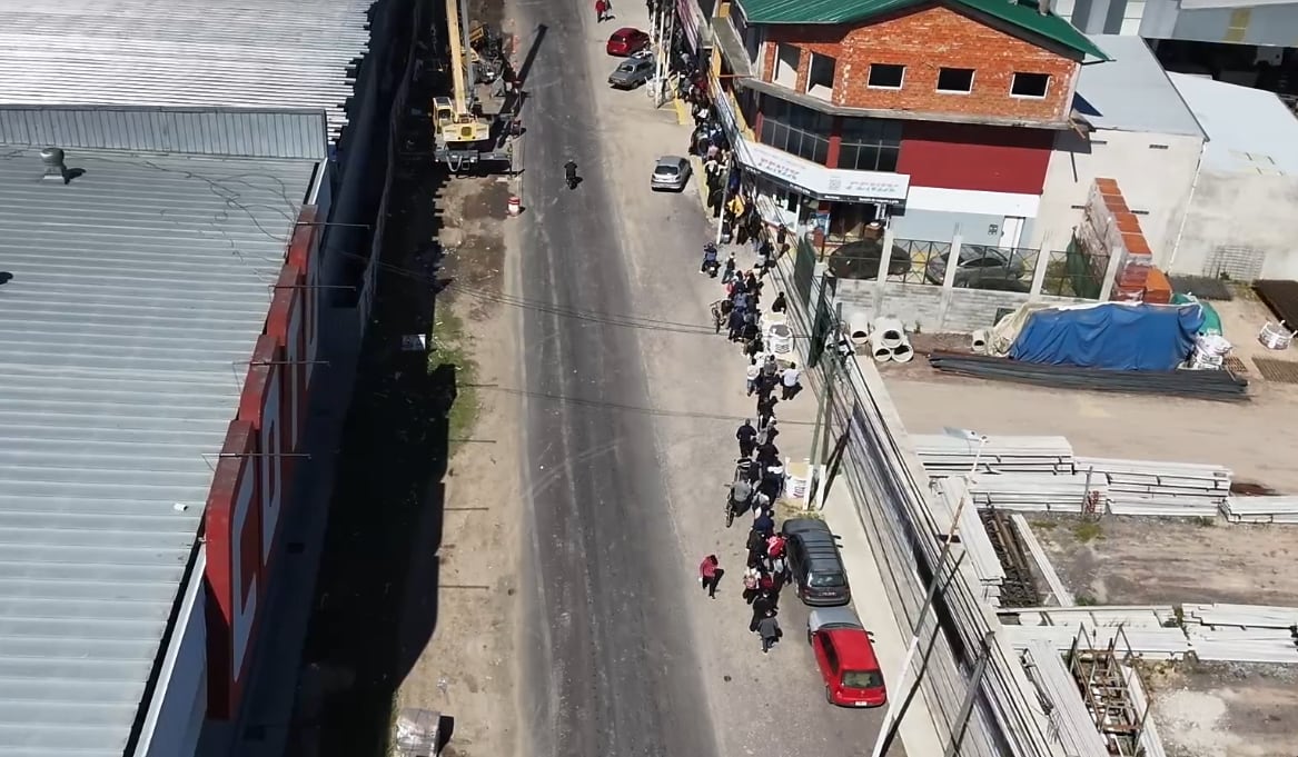 Una búsqueda de 40 puestos de trabajo generó más de 10 cuadras de fila en Ezeiza