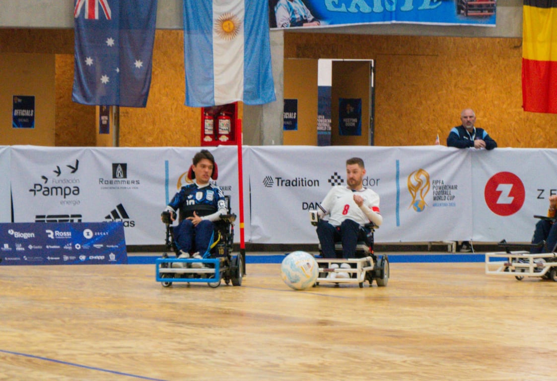 Un padre dirige a la Argentina y su hijo ataja para Inglaterra: el duelo familiar del Mundial de Powerchair Football