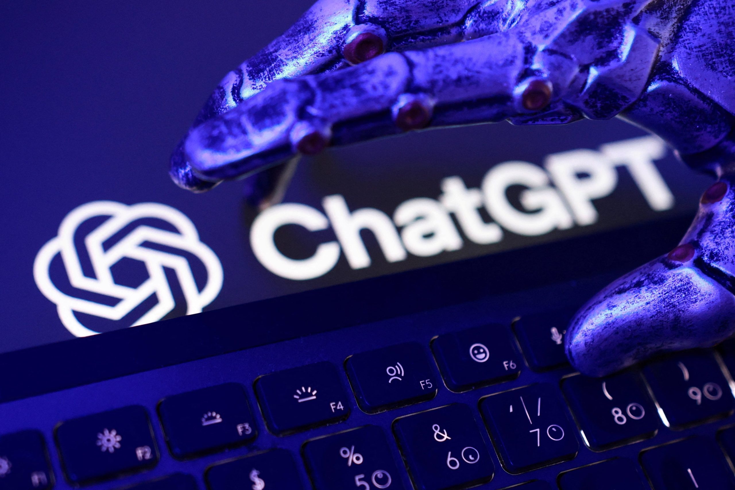 ChatGPT activa PIN o huella digital en los chats para evitar que tu pareja o amigos los vean