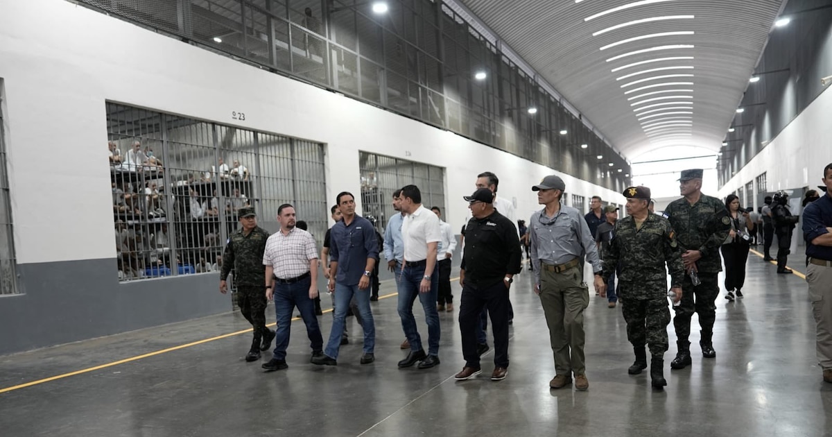 El Congreso de Honduras estudia el modelo carcelario salvadoreño tras una visita al CECOT