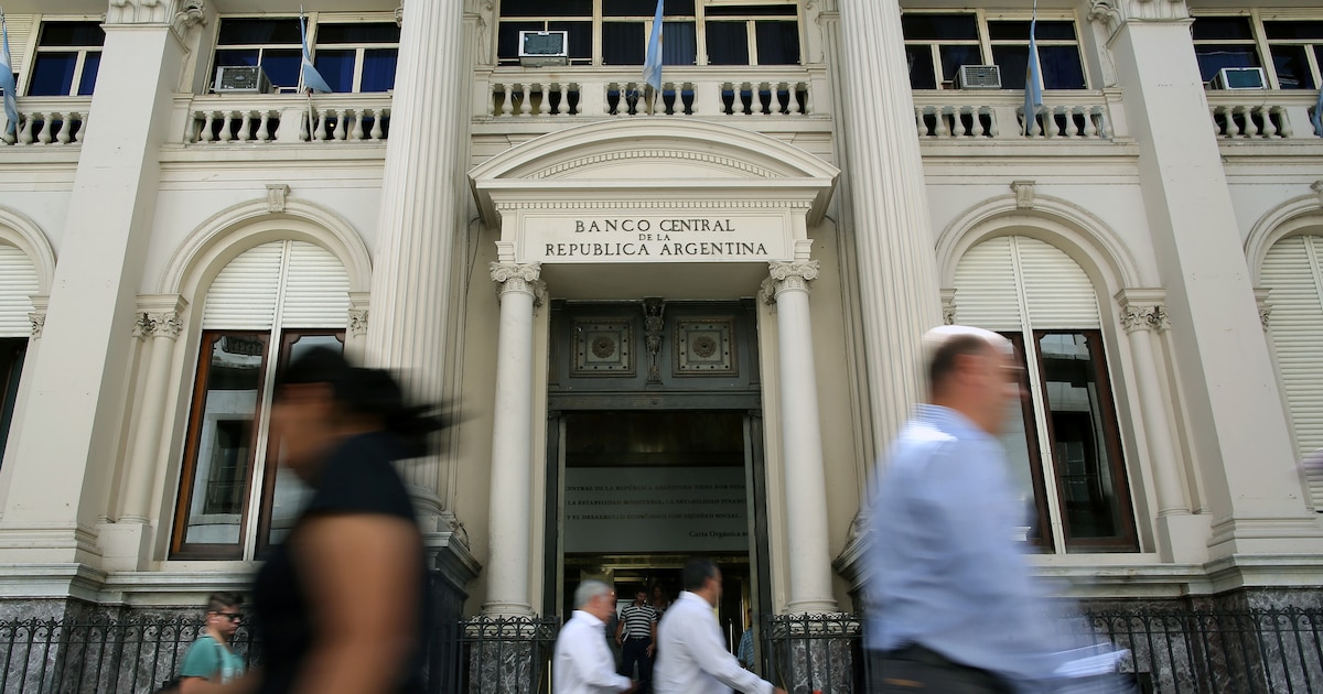 Los empleados bancarios recibieron otro aumento salarial en sintonía con la inflación: cuánto cobrarán desde septiembre