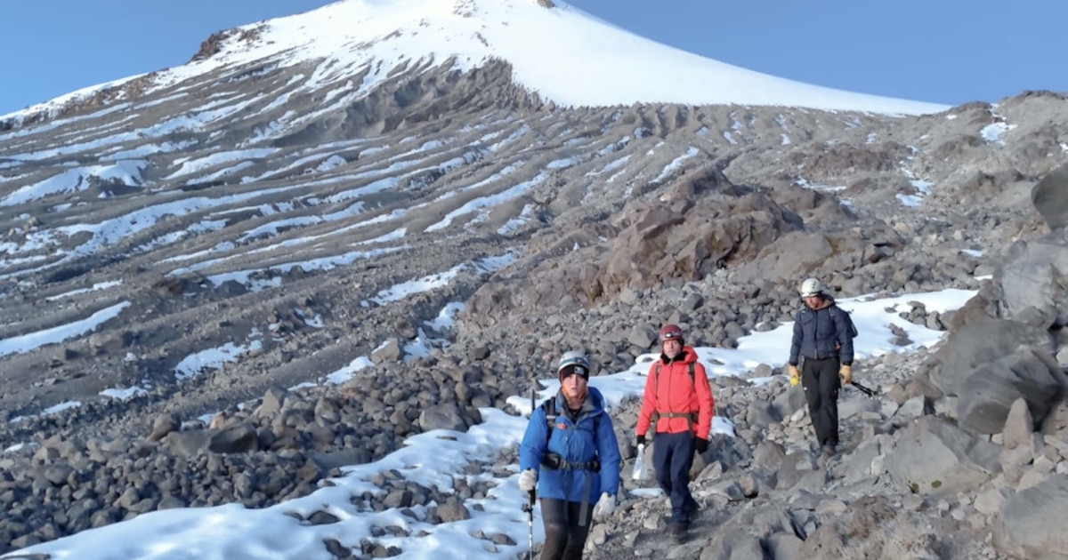 Cuatro atletas escalaron al volcán más alto de América del Norte para romper un récord mundial de flexiones con mancuernas