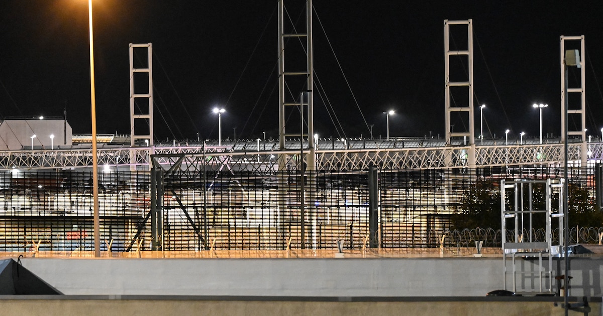 Un minibús chocó contra un tren detenido cerca del Túnel del Canal de la Mancha y dejó 19 heridos