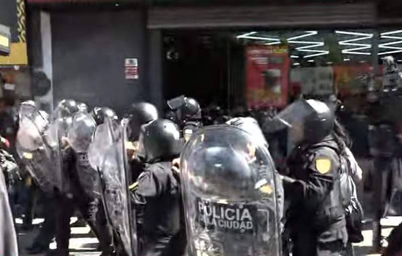 Corridas y enfrentamientos entre manifestantes y la Policía por el paro de subtes